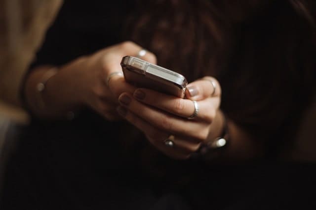 Die verbale Berührung: Wenn Sprache zur Massage wird